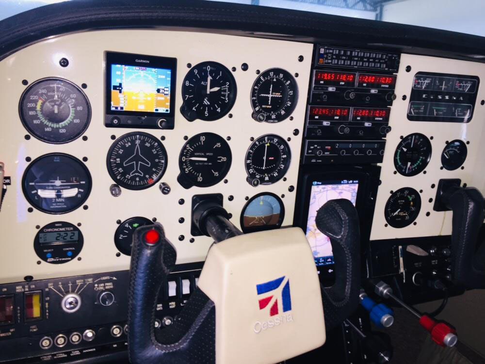Avião Cessna 210L – Ano 1973 – 4.600 horas totais