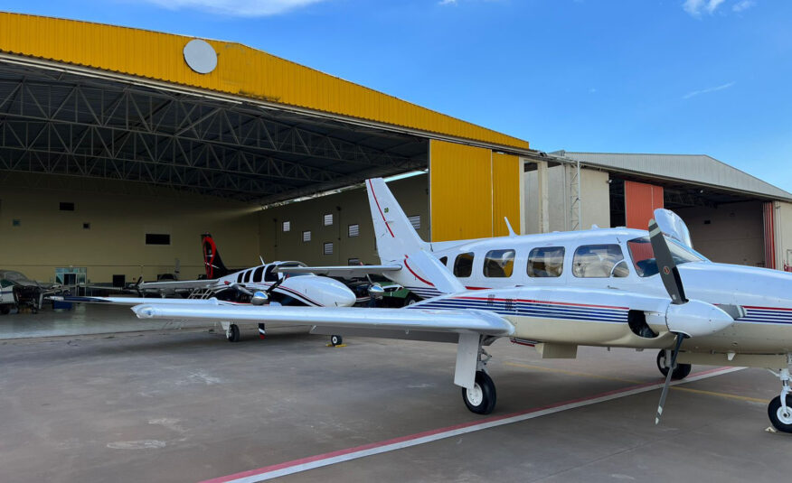 Avião Bimotor Piper Navajinho PA-31-325 – Ano 1975 – 4.872 H.T.