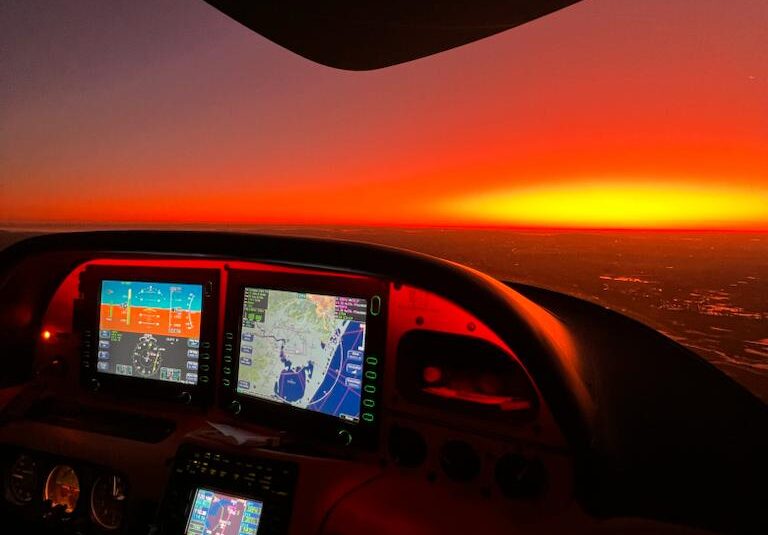Avião Cirrus SR22 – Ano 2006 – 2.500 Horas Totais