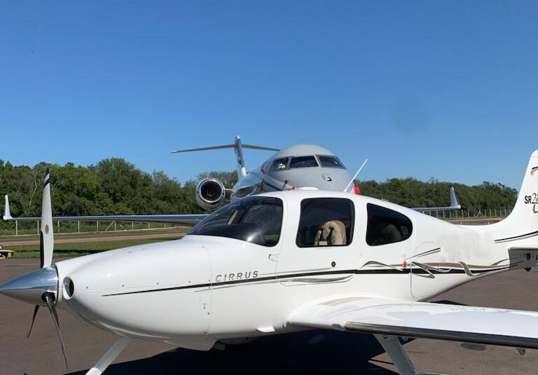 Avião Cirrus SR22 – Ano 2006 – 2.500 Horas Totais