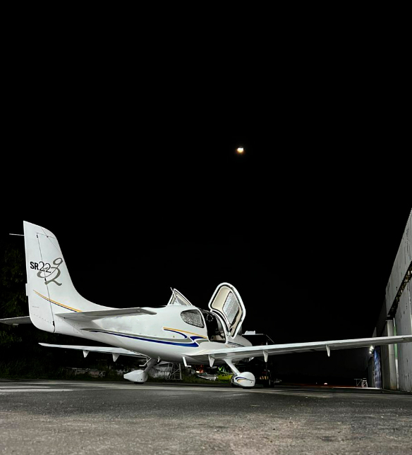 Avião Cirrus SR22 – Ano 2005 – 2.100 Horas Totais