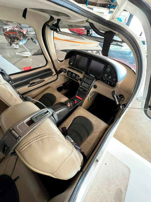 Avião Cirrus SR22 – Ano 2005 – 2.100 Horas Totais