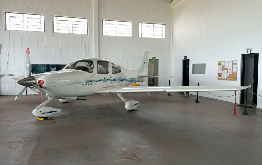 Avião Cirrus SR20 – Ano 2006 – 1.654 H.T.