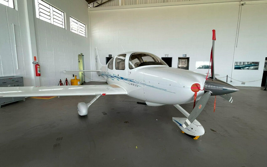 Avião Cirrus SR20 – Ano 2006 – 1.654 H.T.