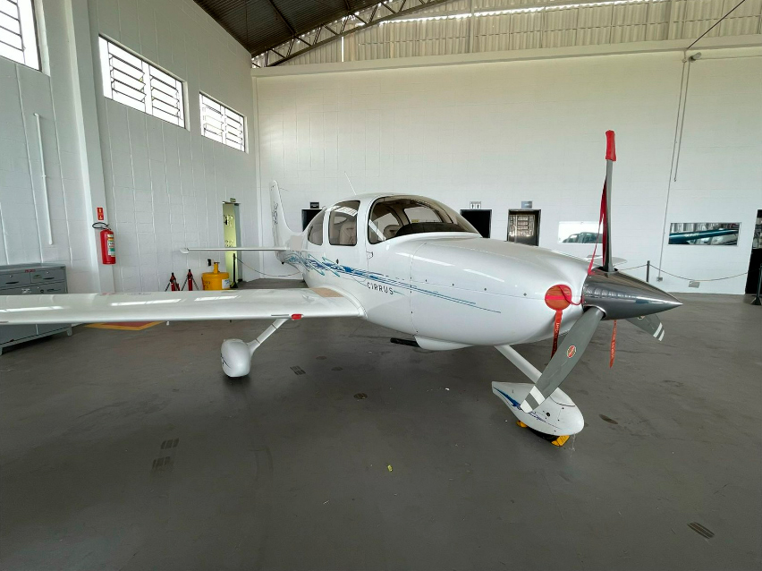 Avião Cirrus SR20 – Ano 2006 – 1.654 H.T.