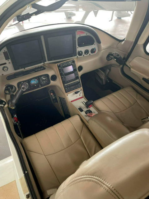 Avião Cirrus SR20 – Ano 2006 – 1.654 H.T.