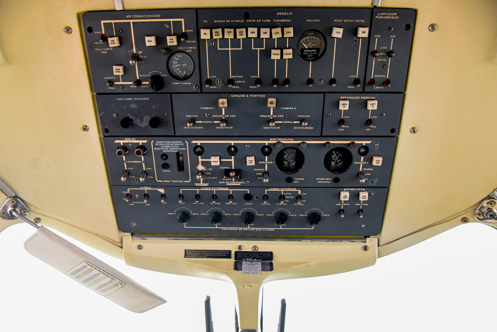 Avião Embraer Xingu II EMB-121A1 – Ano 1980 – 7.200 H.T.