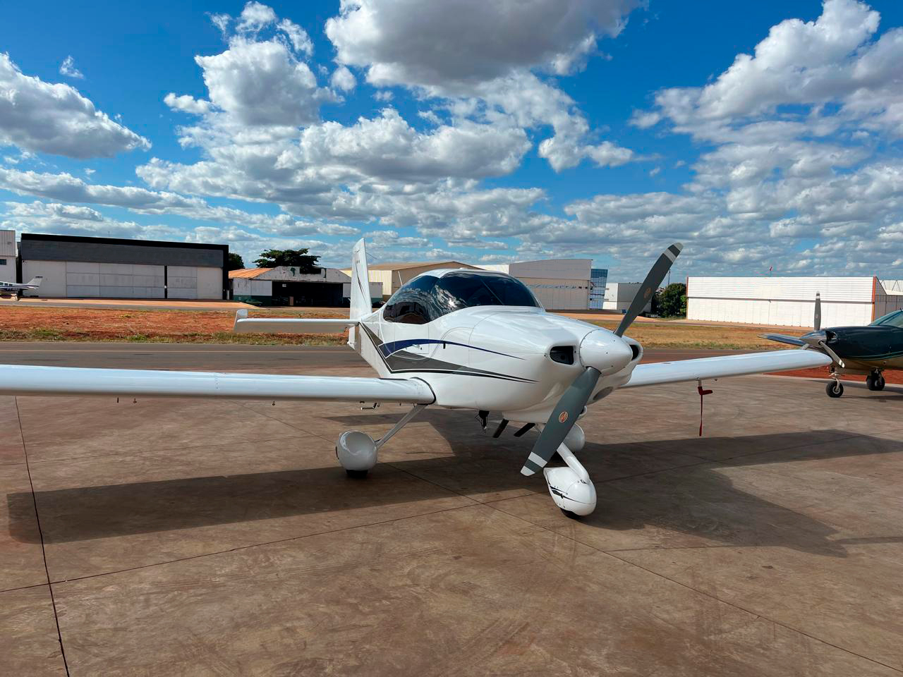 Avião Flyer RV-10 – Ano 2013 – 1.180 H.T.