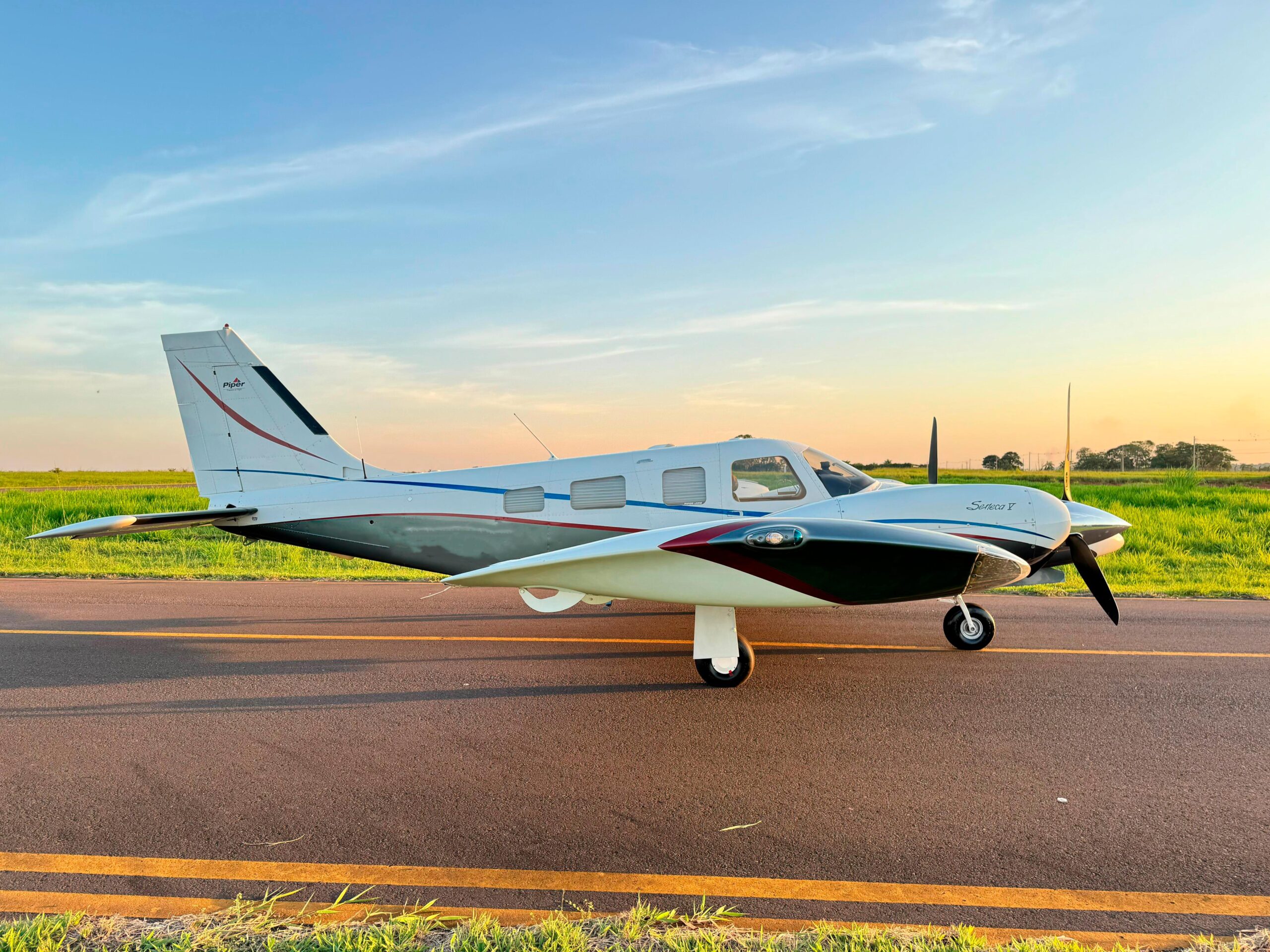 Avião Piper Seneca V PA-34-220T – Ano 2002 – 2.056 H.T.