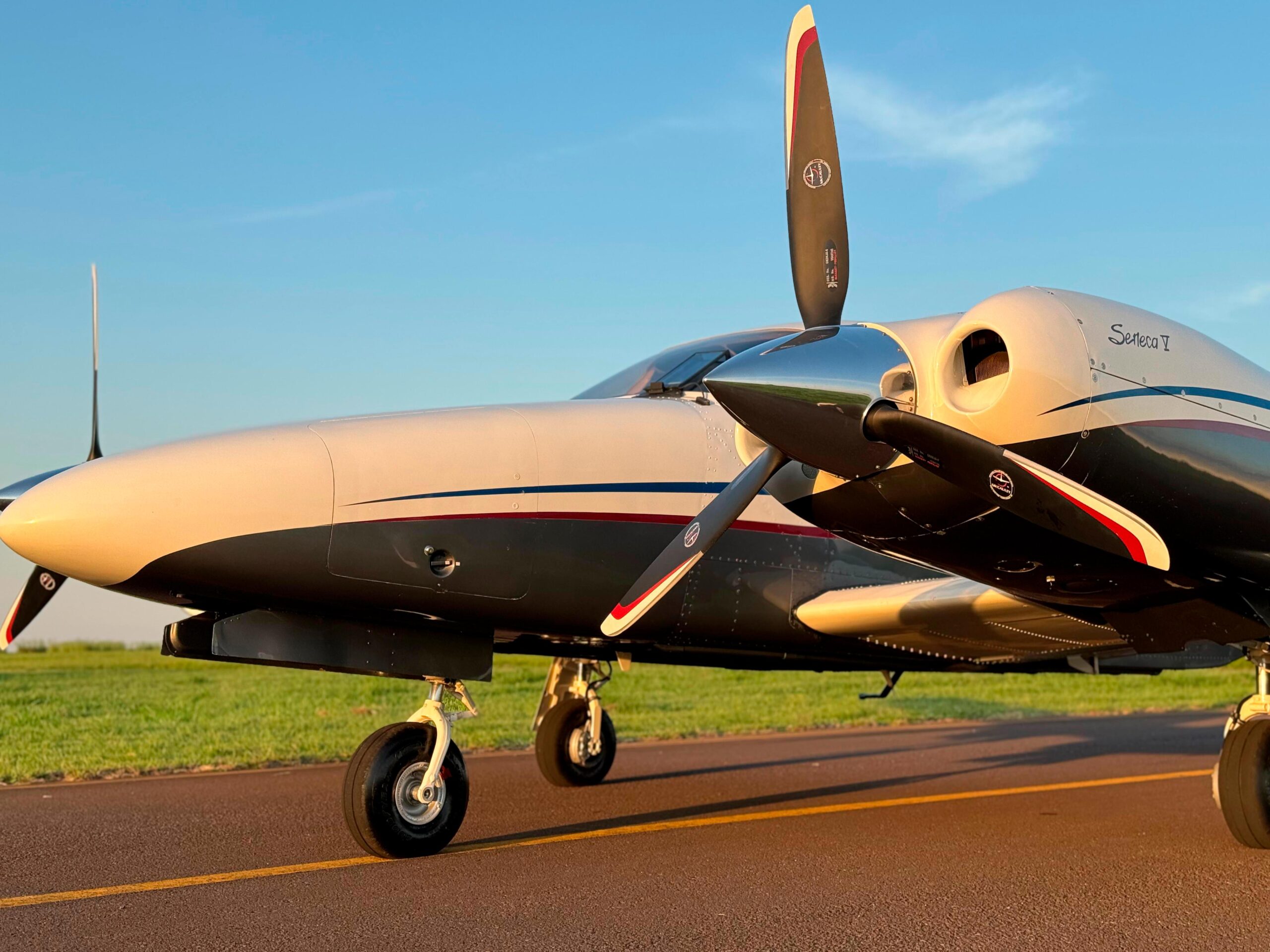 Avião Piper Seneca V PA-34-220T – Ano 2002 – 2.056 H.T.