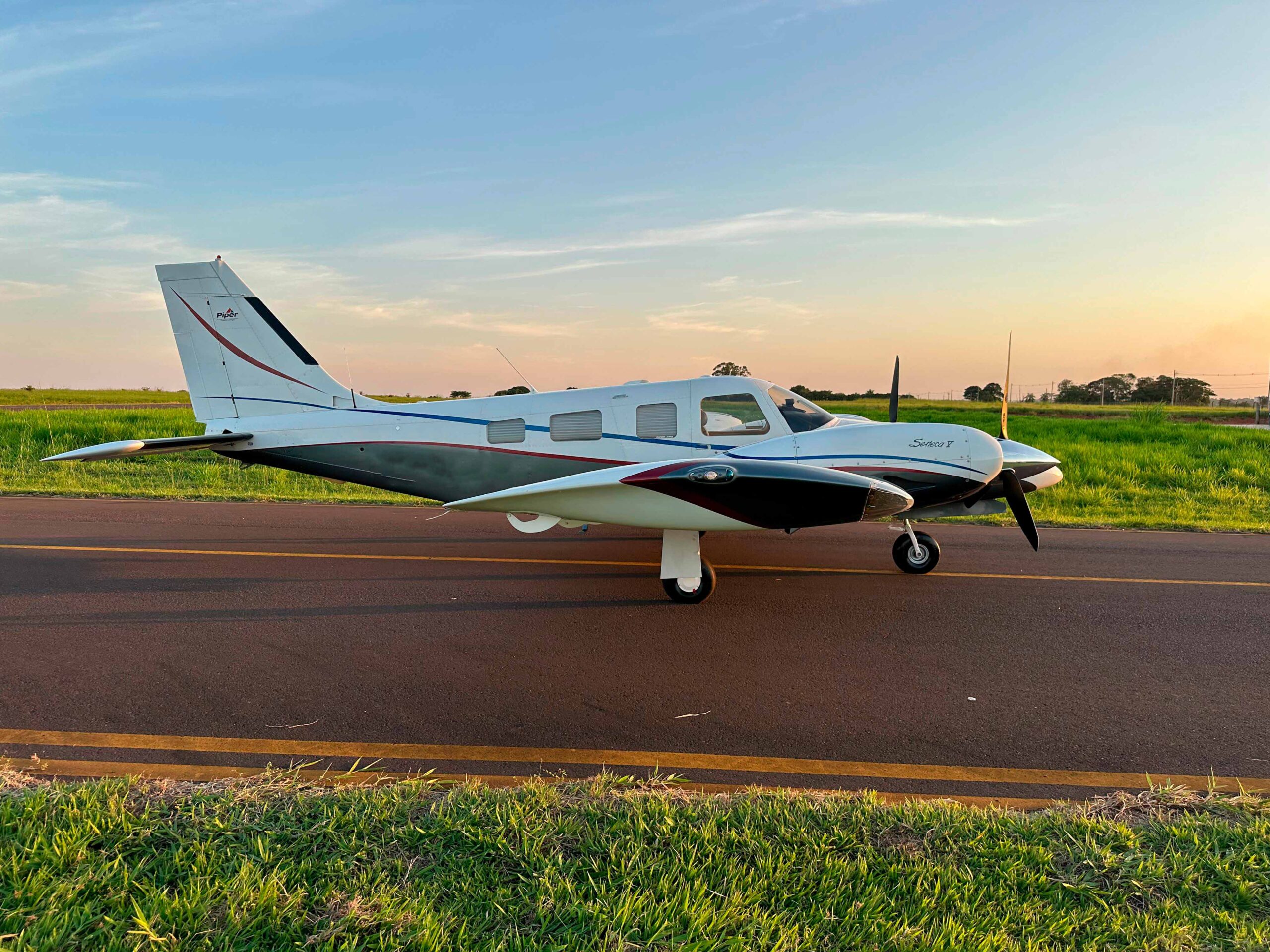 Avião Piper Seneca V PA-34-220T – Ano 2002 – 2.056 H.T.