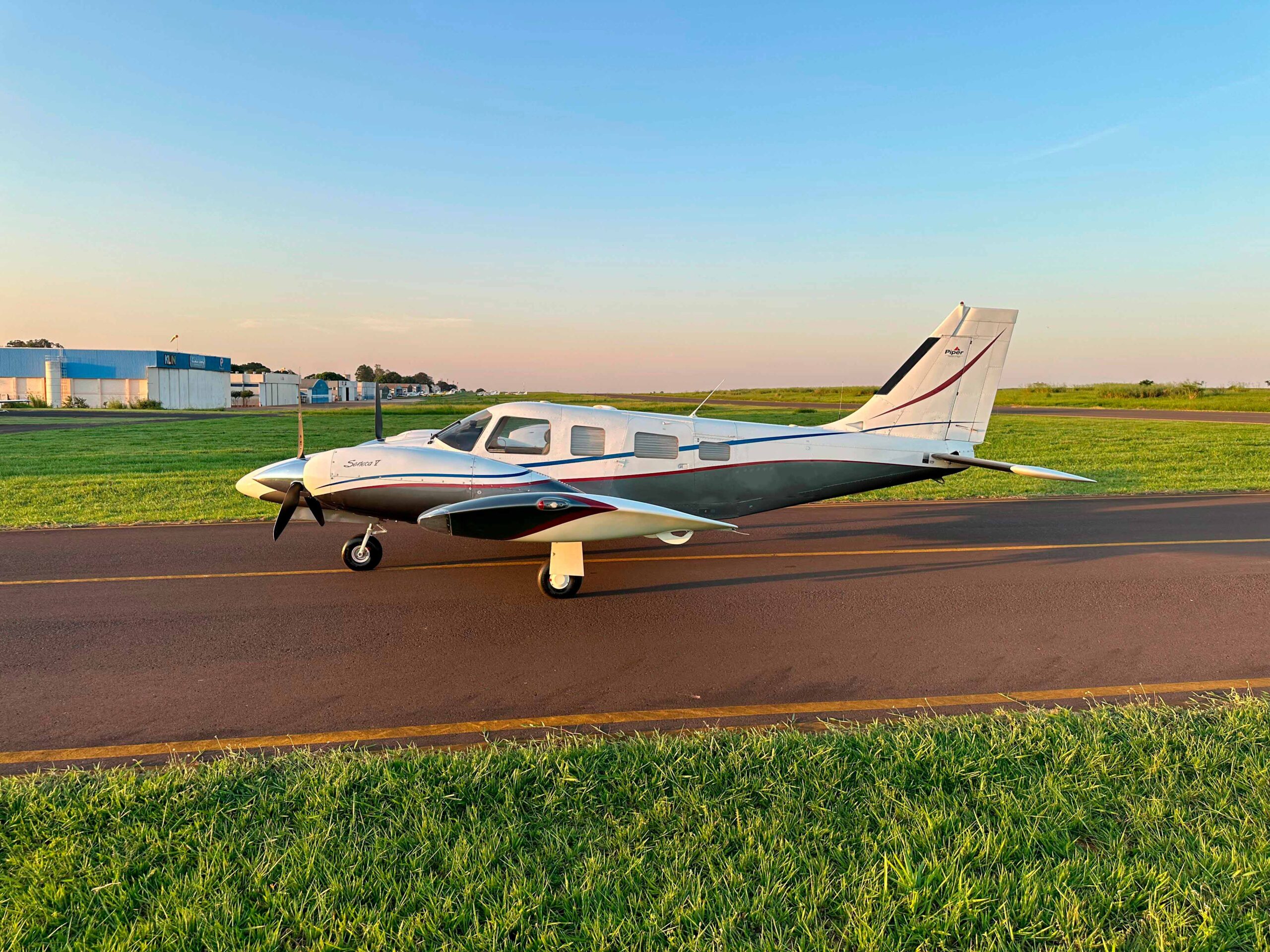 Avião Piper Seneca V PA-34-220T – Ano 2002 – 2.056 H.T.