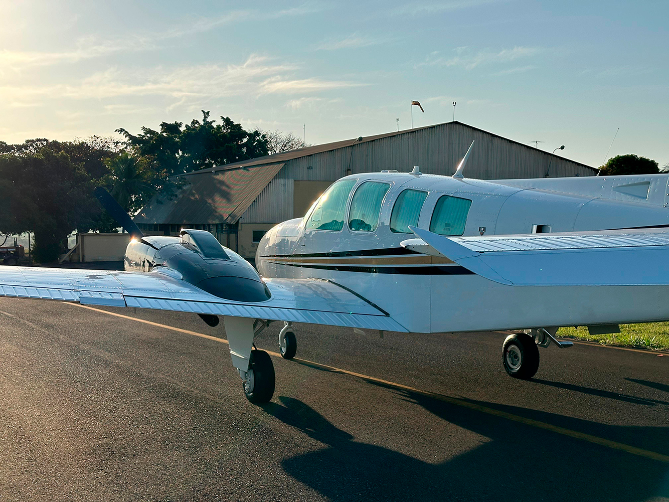 Avião Beechcraft Baron 58 – Ano 1979 – 4.700 H.T.