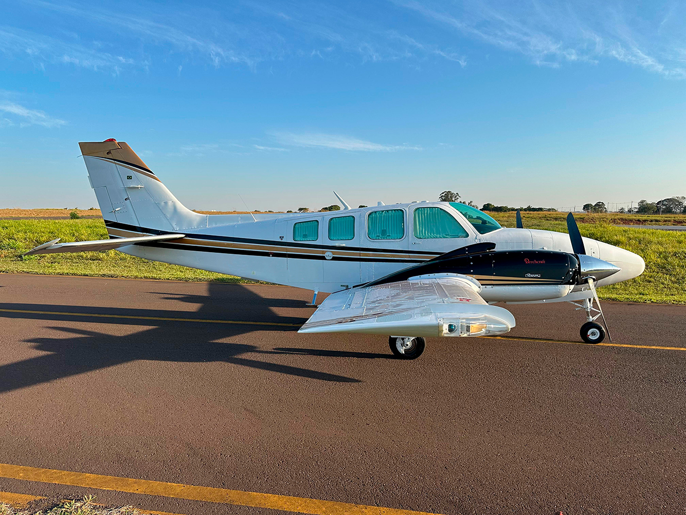 Avião Beechcraft Baron 58 – Ano 1979 – 4.700 H.T.