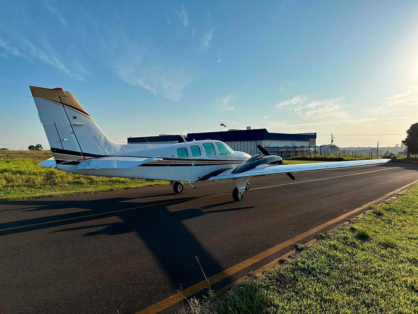 Avião Beechcraft Baron 58 – Ano 1979 – 4.700 H.T.