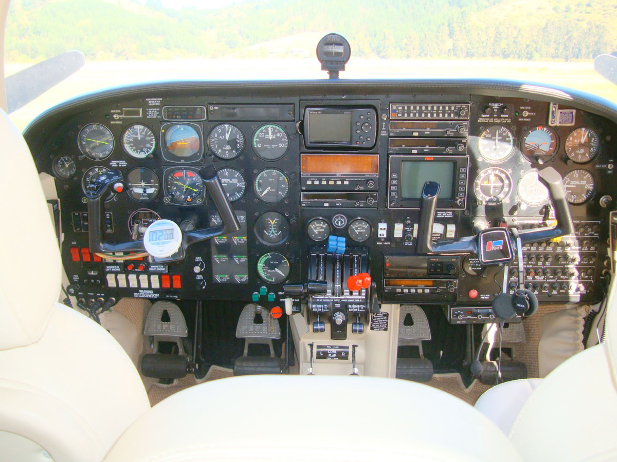 Piper Seneca III PA-34-220T – Ano 1981 – 2.694 H.T.