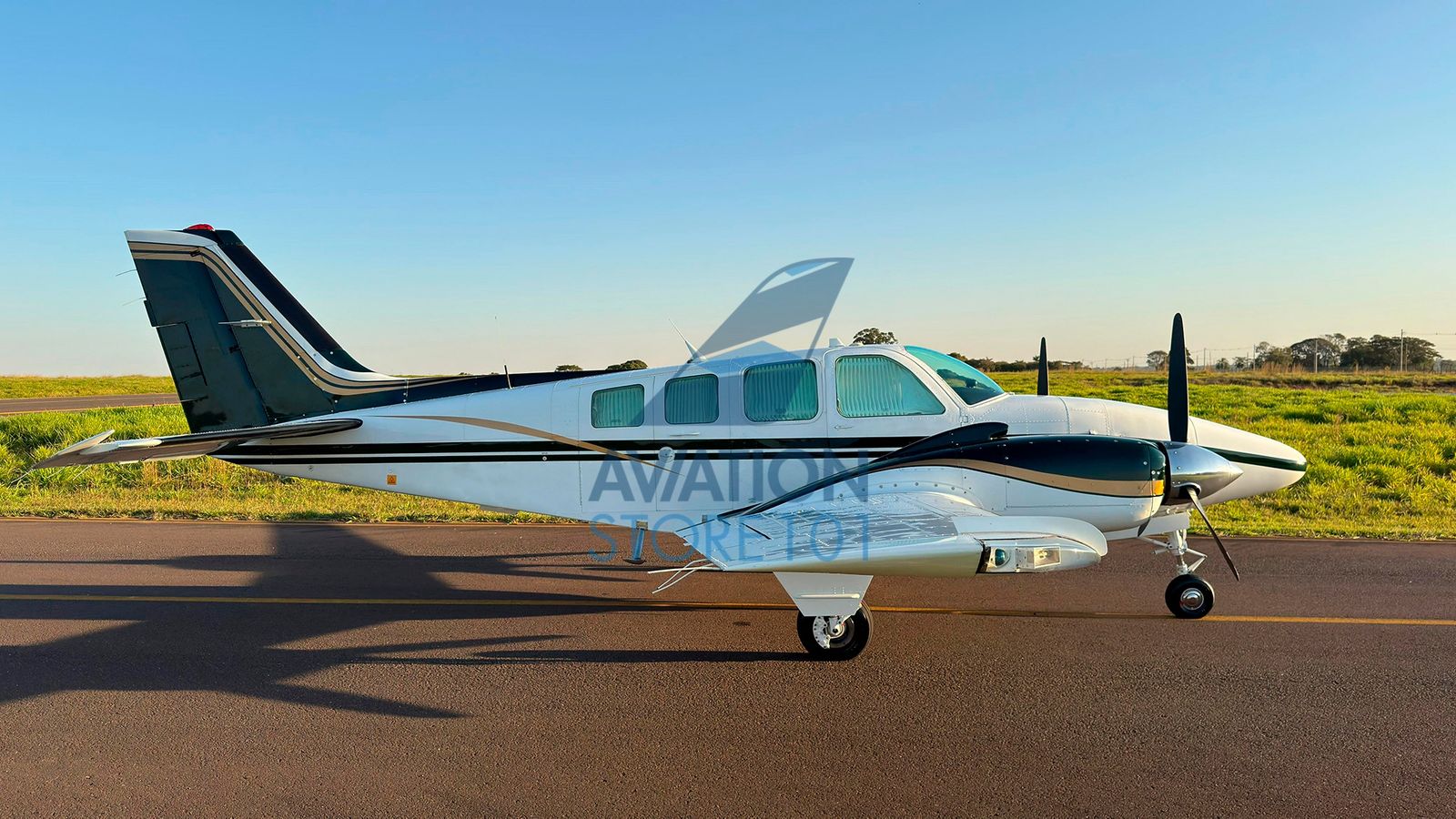 Avião Beechcraft Baron 58 – Ano 1983 – 1.250 H.T.