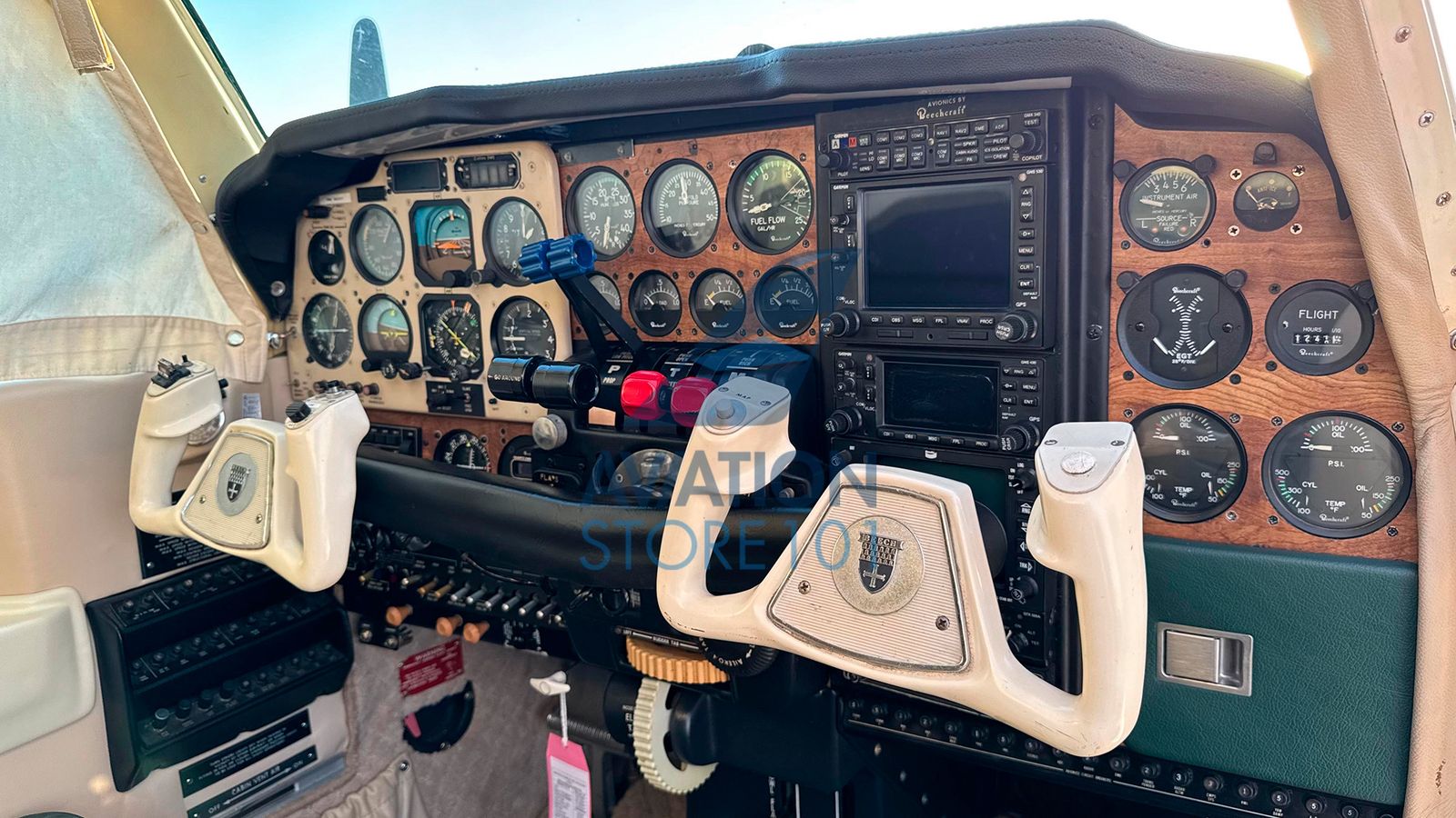 Avião Beechcraft Baron 58 – Ano 1983 – 1.250 H.T.