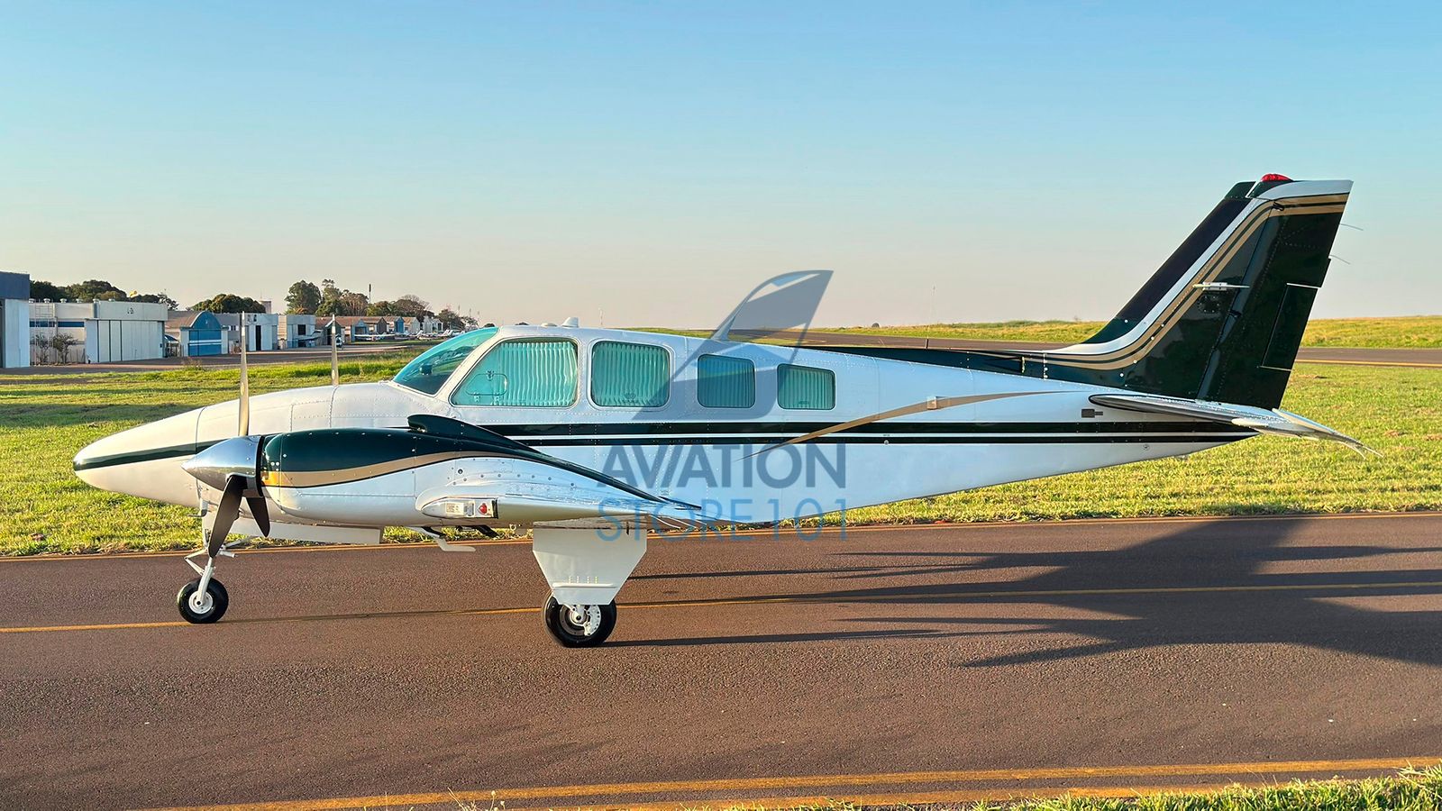 Avião Beechcraft Baron 58 – Ano 1983 – 1.250 H.T.